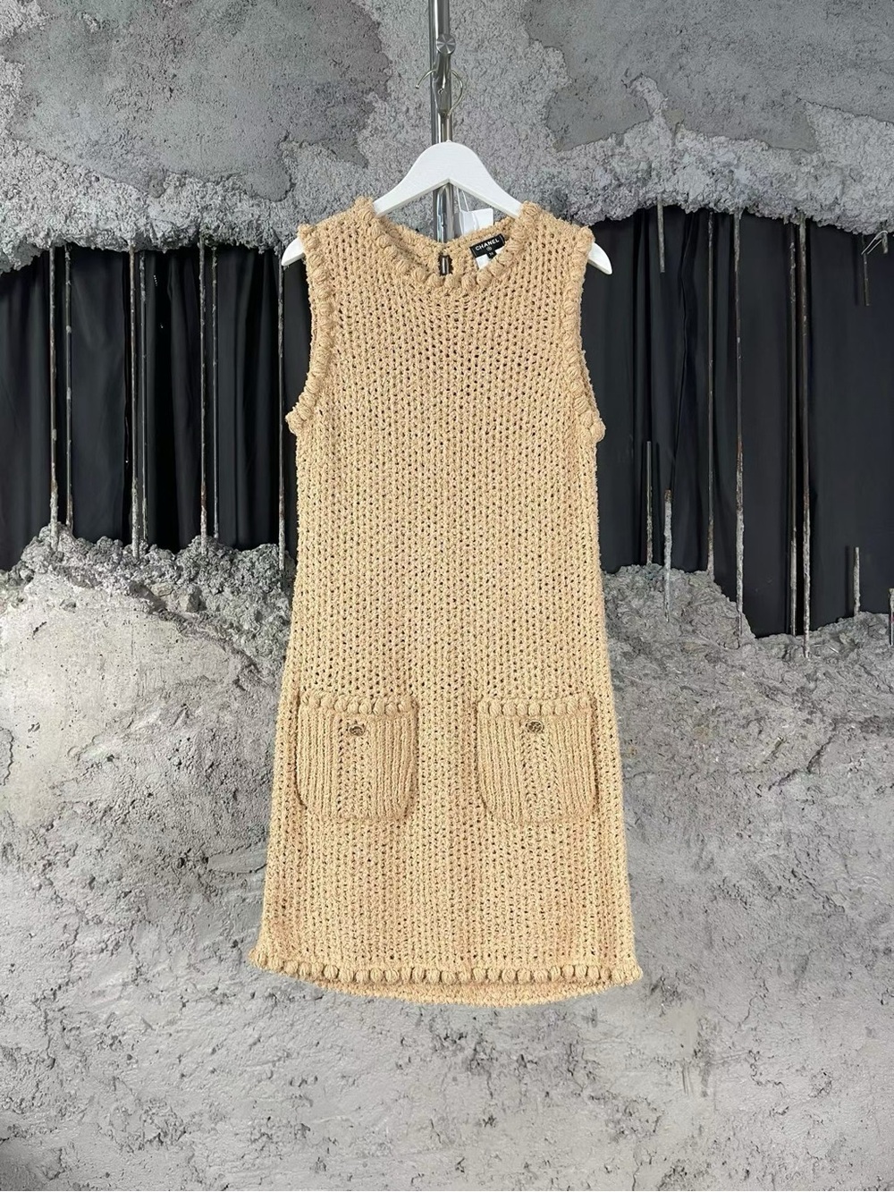 🚩steal CHANEL Beige Sleeveless Knit Midi Dress with Front Patch Pockets